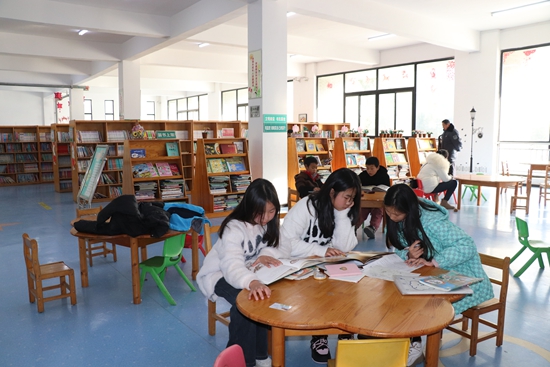 信阳市平桥区：冬日读书热 图书馆受青睐