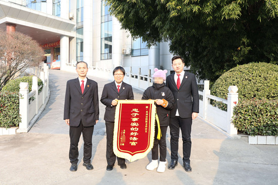 邓州法院：公正裁判护权益 店家感谢送锦旗_焦点热闻