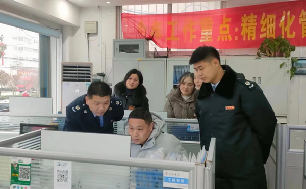 邓州市税务局：入企送政策优服务 纳税人点赞送锦旗