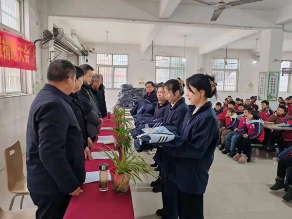 邓州市刘集镇曾家小学：爱心校服捐师生 优化育人好环境
