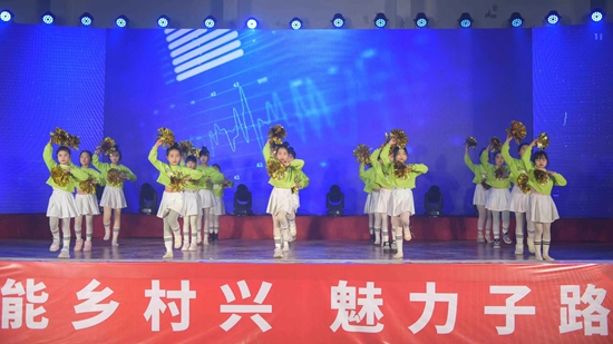罗山：热闹迎新春 龙腾气象新