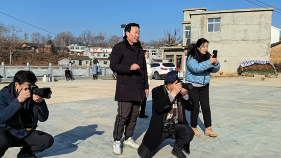 情暖小山村 新县摄影师志愿为村民拍摄“全家福”