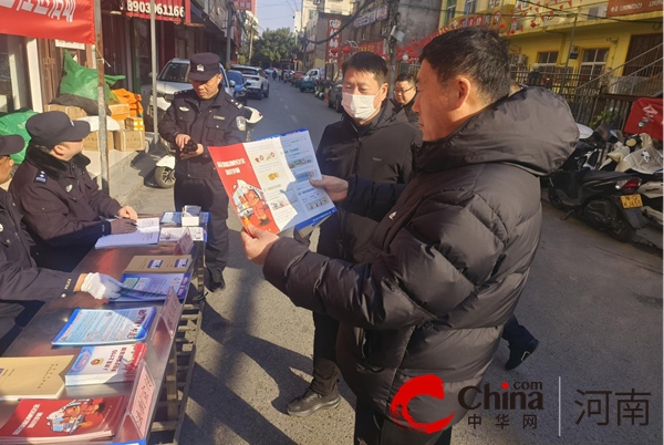 驻马店开发区金河办事处东高社区联合辖区民警开展消防安全宣传走进城中村活动