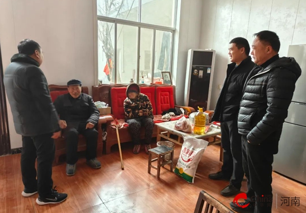​长寿之乡多关爱 豫坡集团到西平县重渠乡张庄村委看望慰问80岁以上老人