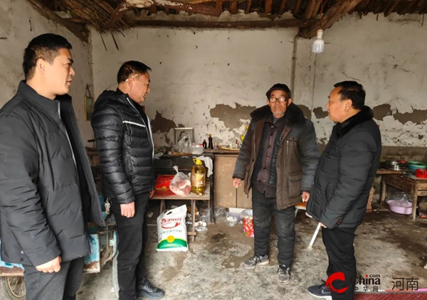 ​长寿之乡多关爱 豫坡集团到西平县重渠乡张庄村委看望慰问80岁以上老人