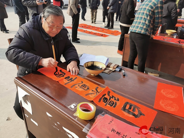 ​西平县柏苑街道开展迎新纳福送春联暨“扫黄打非”进万家活动