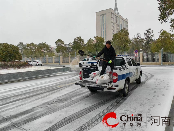 确山城管昼夜奋战清雪除冰第一线