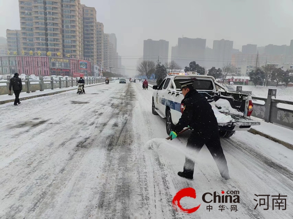 确山城管昼夜奋战清雪除冰第一线