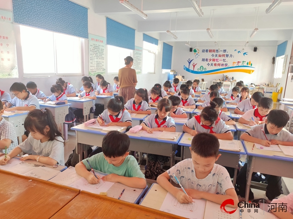  西平县柏城三里湾小学举行汉字书写比赛
