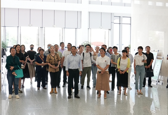 ​信阳市直机关文明单位创建观摩组成员到信阳市中心医院观摩指导 世界观察