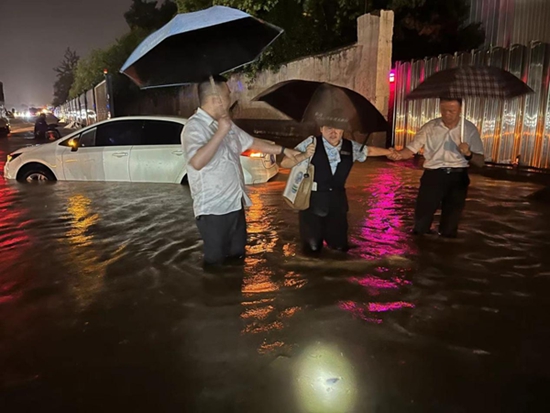 ​民生银行信阳分行：积极应对突发暴雨 员工互帮互助共享平安