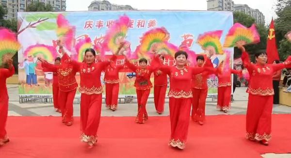 河南柘城：欢声笑语话丰年 载歌载舞庆丰收