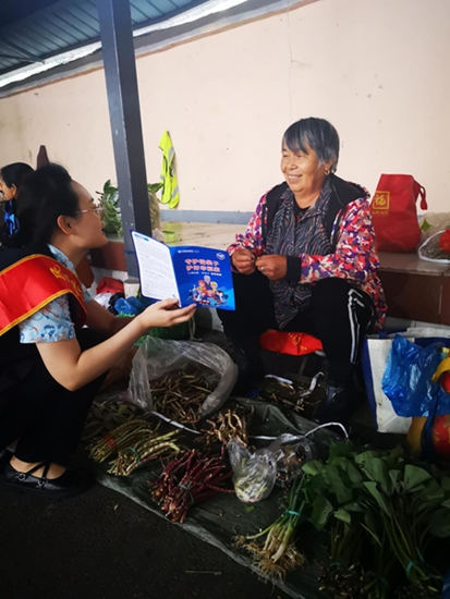 每日快讯!​汇聚金融力量 共创美好生活 中国民生银行信阳分行走进居民便民摊区进行金融知识宣传 