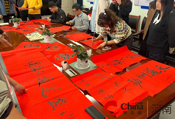 驻马店开发区金山办事处开展“墨香庆中秋 诗意迎华诞”活动