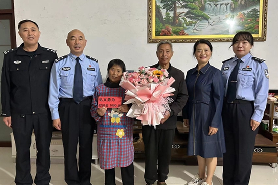 光山县见义勇为协会开展中秋节前走访慰问活动