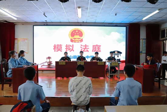 全球速递！初中生变身“大法官” 罗山法院模拟法庭开庭