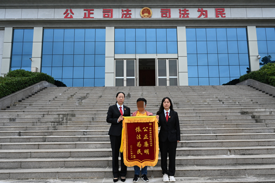 【天天聚看点】唐河法院：“小小”锦旗，满满谢意