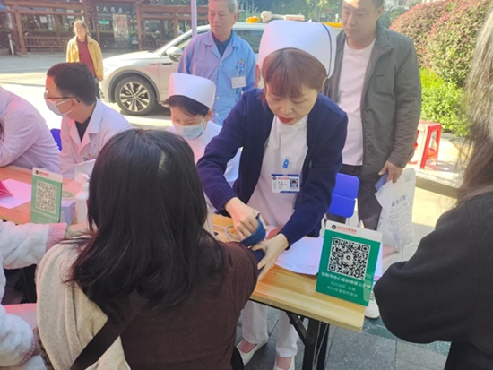 ​信阳市中心医院开展“健康生活 理想血压”主题大型公益义诊活动