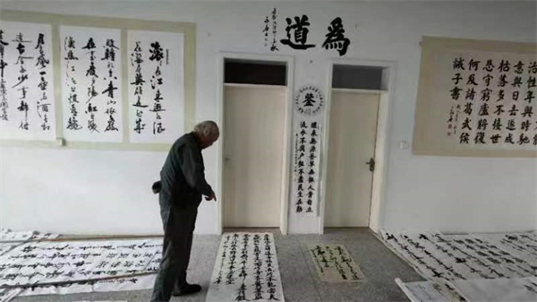世界最新：记中国实力派知名书法家朱永善：不拜佛读真经的河岸闲人