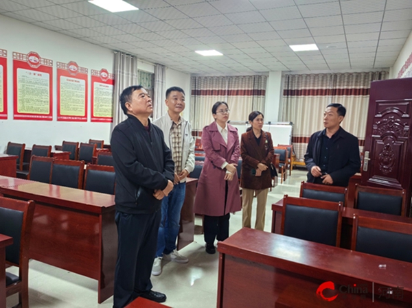 ​驻马店日报社社长胡殿文一行到师灵镇调研