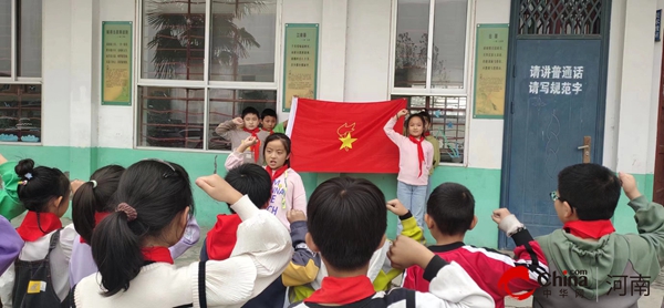 ​喜迎建队日 争做好队员——西平县重渠李庄小学举行少先队员入队仪式活动-焦点快报