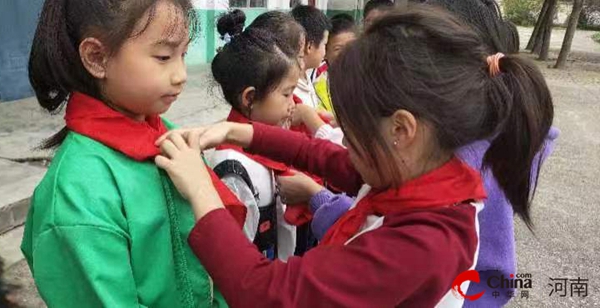 ​喜迎建队日 争做好队员——西平县重渠李庄小学举行少先队员入队仪式活动