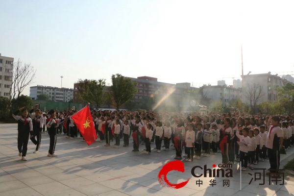 驻马店市第十二初级中学举行“庆祝中国少年先锋队建队74周年暨新队员入队仪式”-全球快播报