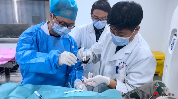 郑大一附院专家深入西平交流指导ct引导下微创介入