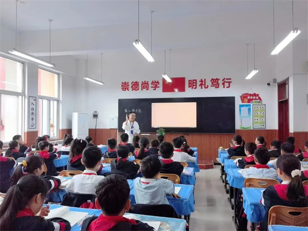 三尺讲台竞芳华 以赛促教共成长——商丘市第二实验小学教育集团开展青年教师教学技能大比武活动（五年级语文组）