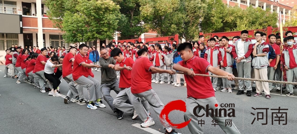 驻马店市第三中学举行拔河比赛活动