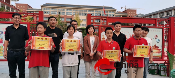 驻马店市第三中学举行拔河比赛活动