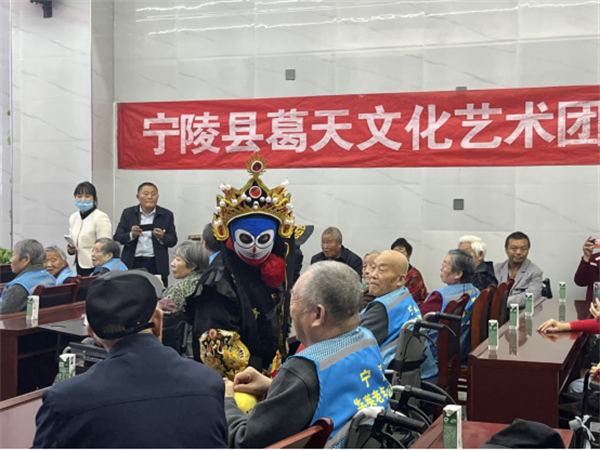 宁陵县葛天文化艺术团慰问华英老年公寓文艺演出受欢迎