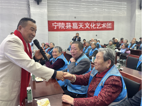 宁陵县葛天文化艺术团慰问华英老年公寓文艺演出受欢迎
