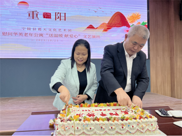 宁陵县葛天文化艺术团慰问华英老年公寓文艺演出受欢迎