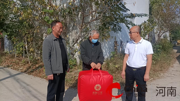 驻马店开发区开源办事处大魏庄村开展“温暖重阳”慰问高龄老年活动