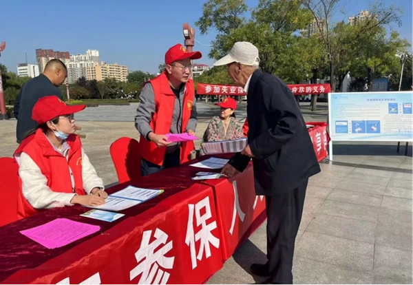 邓州市人社局：社保服务进万家   政策服务面对面