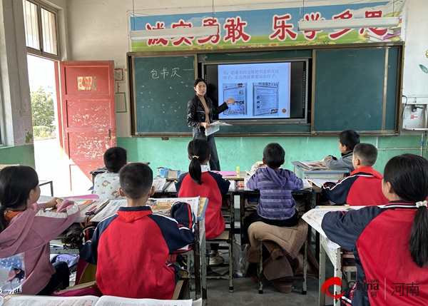 ​西平县权寨刘庄小学劳动技术课“包书皮”