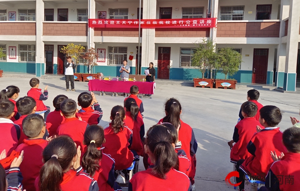 ​西平县柏城王司庄小学举行王天宁作家阅读写作公益讲座