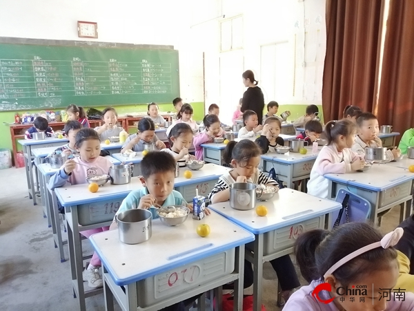 ​西平县盆尧中心校到盆东小学开展陪餐活动