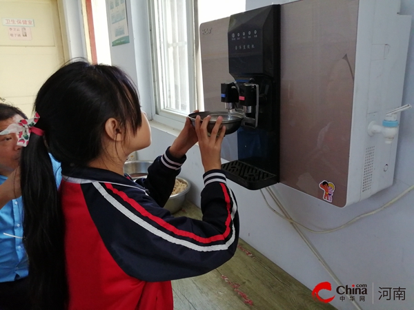 ​西平县盆尧中心校到盆东小学开展陪餐活动