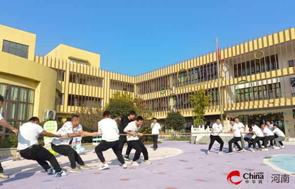 ​趣味运动 乐享童年——西平县第四幼儿园开展趣味亲子运动会