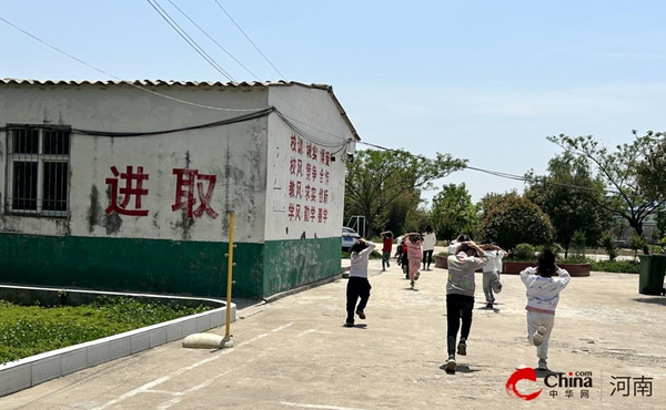 ​西平县芦庙中心校蔡庄、徐庄、张崔吴、宋营、合庄、八里庄、聂庄、田庄、马迁庄、茨元等小学开展学生地震防范知识教育活动