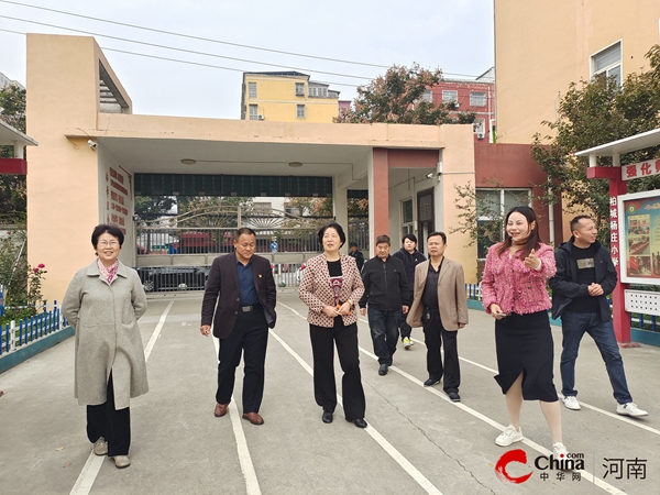 ​弘扬红色文化 传承红色基因——西平县革命老区促进会会长王梅军到柏城杨庄小学检查指导工作