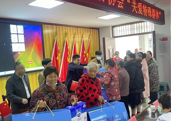 ​固始：乡村振兴健康行 爱心送暖走基层