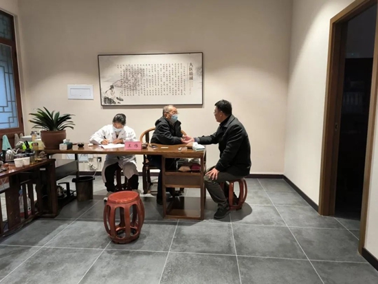 信阳中医药文化馆开展第十三期中医药知识讲座和义诊活动