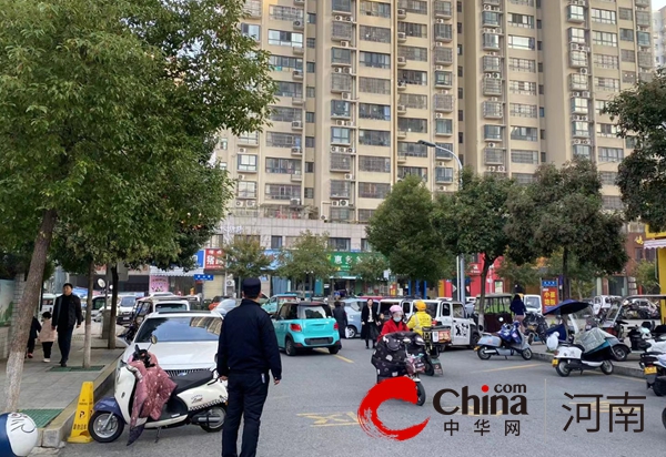 取缔“马路市场” 驻马店开发区城市管理局开展校园周边占道经营专项整治