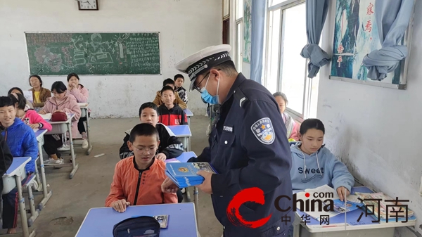驻马店市一区交警大队开展“一盔一带 安全常在”交通安全主题宣传活动-天天快播