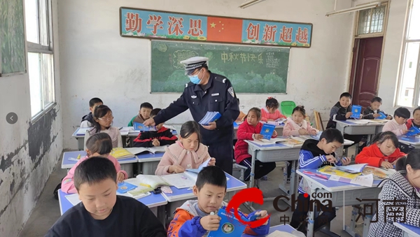 驻马店市一区交警大队开展“一盔一带 安全常在”交通安全主题宣传活动