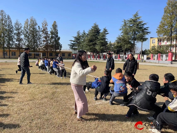 西平县焦庄小学举行拔河比赛