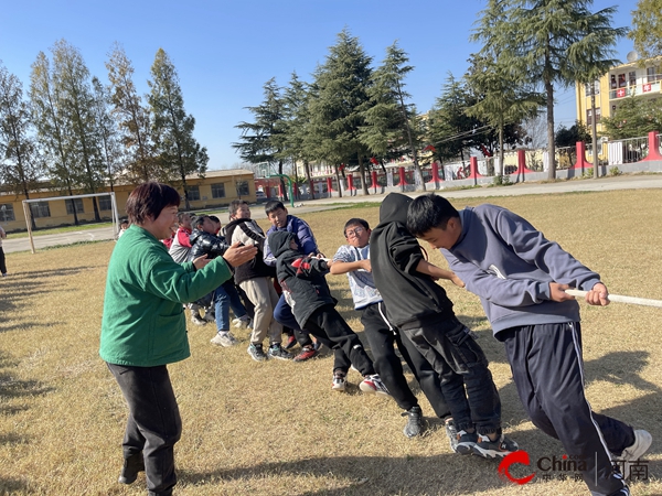 西平县焦庄小学举行拔河比赛